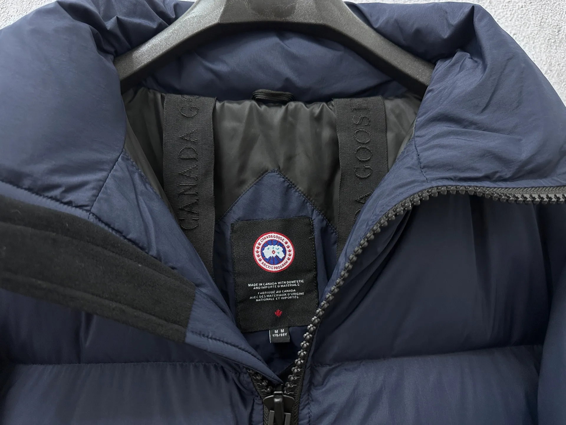 P840 【Canada gooes】Large Goose Sleeve Stand Collar Down Jacket Lawrence down jacket provides basic protection for daily adventures. Delicately soft fabric, this is a water-repellent fabric that is soft to the touch yet durable. Filled with extremely fluffy white duck down. This piece has a quilted body and structured down. Padded collar and reflective double-stripe grip tape. Extended hem and tucked-in inner rib-knit cuffs. Size: XS-2XL